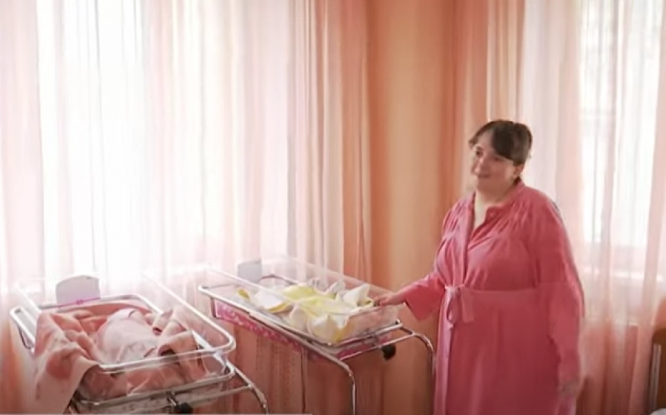 У столиці лікарі врятували маму 14 дітей, хвору на COVID, та її новонароджених близнюків