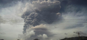 Фото Reuters. На Карибах из-за огромного извержения вулкана людям нечем дышать