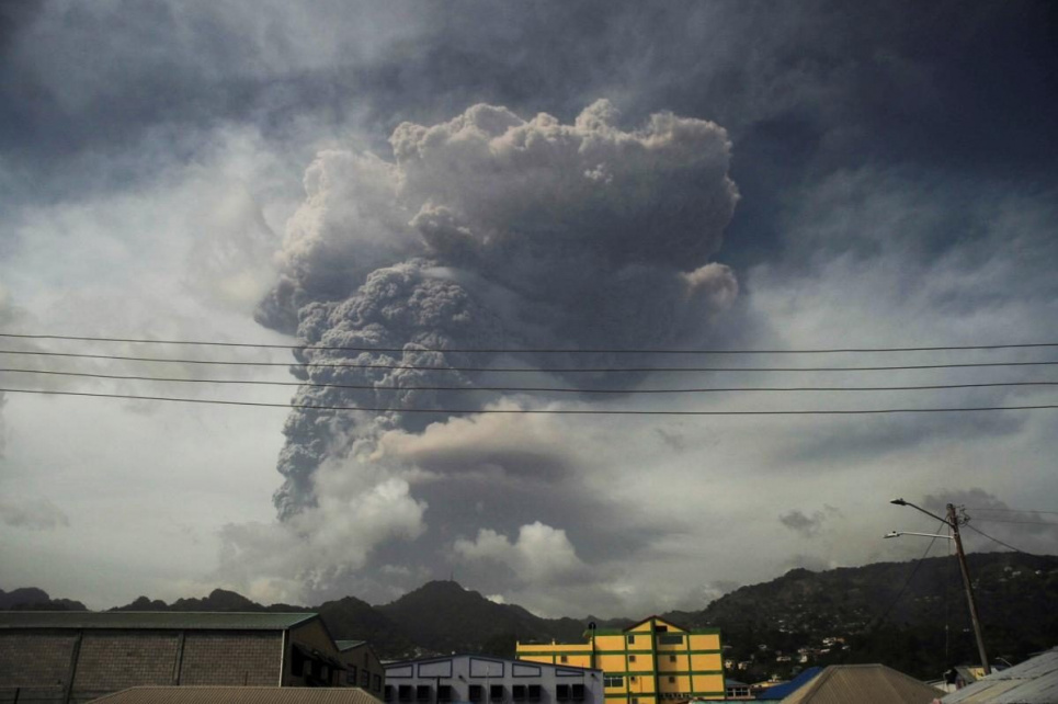 Фото Reuters. На Карибах через величезне виверження вулкану людям нема чим дихати