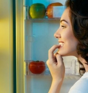Как перестать наедаться на ночь: нутрициолог дала простой совет Как перестать наедаться на ночь: нутрициолог дала простой совет
