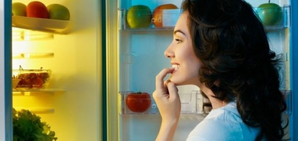 Як перестати наїдатися на ніч: нутриціологиня дала просту пораду Як перестати наїдатися на ніч: нутриціологиня дала просту пораду