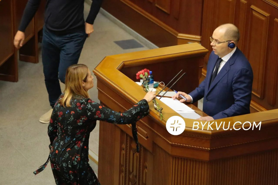 Степанову в залі Ради передали поховальні квіти та звинуватили у провалі вакцинації Степанову в залі Ради передали поховальні квіти та звинуватили у провалі вакцинації. Фото: Букви