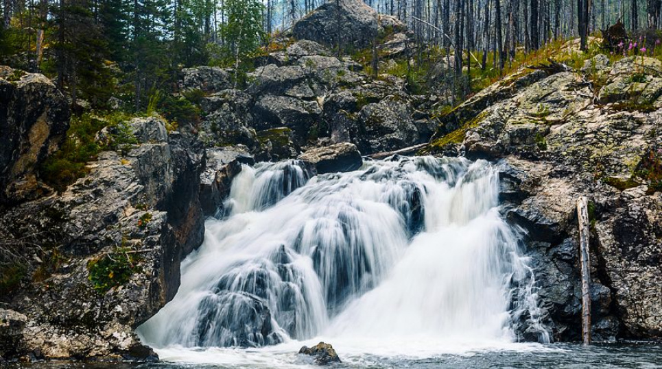 Отец с ребенком упали в водопад