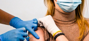 Безопасно ли вакцинироваться от COVID аллергикам, диабетикам и женщинам во время кормления грудью