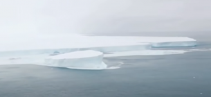 Крупнейший в мире айсберг раскололся на части