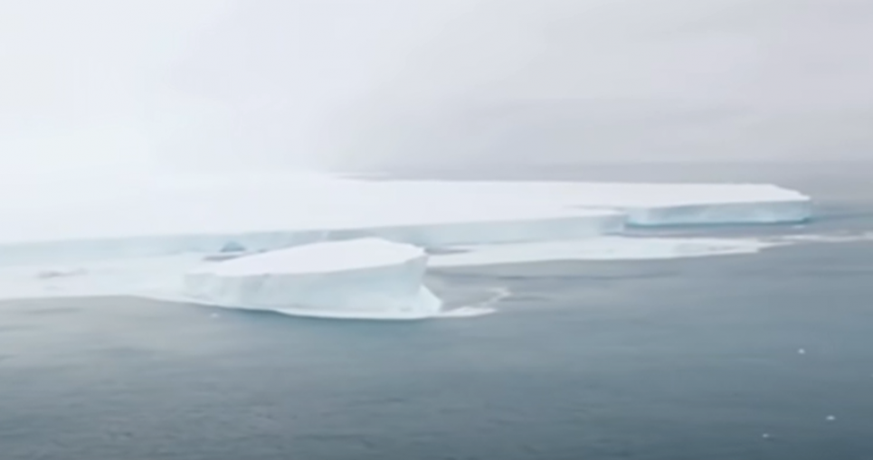 Найбільший у світі айсберг розколовся на частини