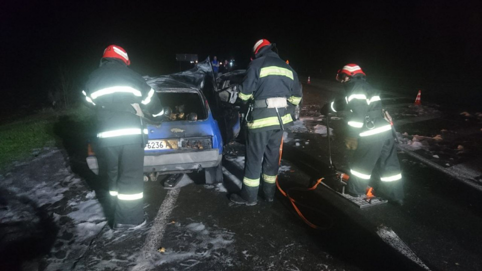 На Кіровоградщині в аварії загинули батьки багатодітної родини та їх старший син  На Кіровоградщині в аварії загинули батьки багатодітної родини та їх старший син