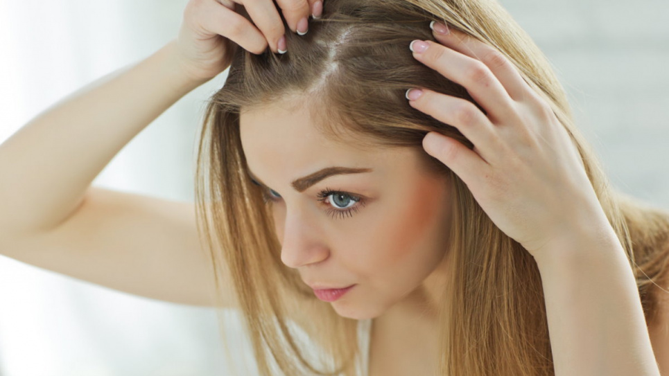 Специалист говорит, что люди довольно часто сами виноваты в выпадении волос