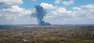 На Луганщині в Рубіжному вибухнув бензовоз ЗСУ, горять будинки та вантажівки. Фото: скріншот