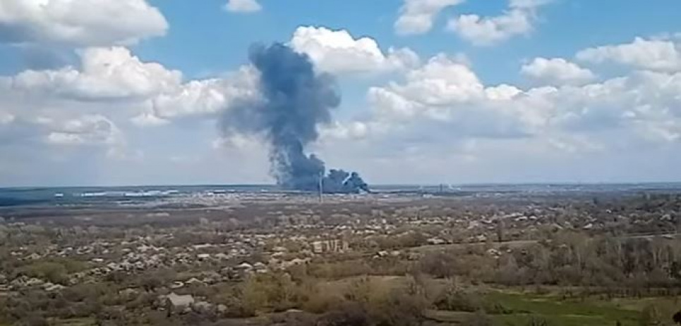 В Луганской области в Рубежном взорвался бензовоз ВСУ, горят дома и грузовики. Фото: скриншот