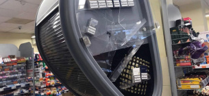 В супермаркете человек топором изрубил витрины: реакция на замечание относительно маски
