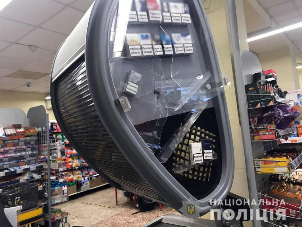 В Маріуполі у супермаркеті чоловік сокирою порубав вітрини через зауваження щодо маски (відео) У супермаркеті чоловік дістав сокиру на зауваження щодо маски