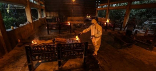 В Индии свирепствует коронавирус, крематории тела покойников не принимают 