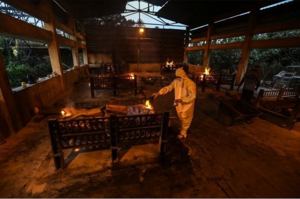 В Индии свирепствует коронавирус, крематории тела покойников не принимают 