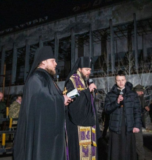 В Прип'яті запалили 35 свічок, а просто зараз триває онлайн-дискусія «Чорнобиль. 35 років». Як Україна вшановує роковини катастрофи на ЧАЕС (відео) У Прип'яті провели церковну службу під час вшанування памяті тих, хто загинув від наслідків катастрофи на ЧАЕС. Фото: hromadske.ua