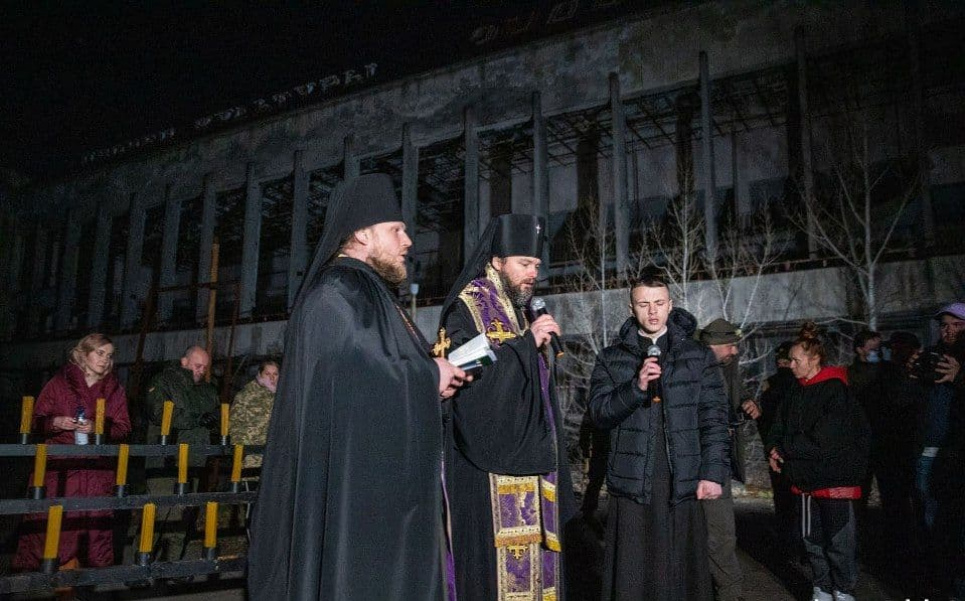 В Прип'яті запалили 35 свічок, а просто зараз триває онлайн-дискусія «Чорнобиль. 35 років». Як Україна вшановує роковини катастрофи на ЧАЕС (відео) У Прип'яті провели церковну службу під час вшанування памяті тих, хто загинув від наслідків катастрофи на ЧАЕС. Фото: hromadske.ua