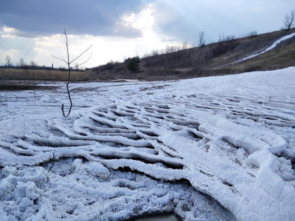 У Калуші відходи небезпечного виробництва потрапили в річку, Міндовкілля не реагує (фото, відео) Калуш через небезпечні промислові відходи опинився на межі екологічноїкатастрофи