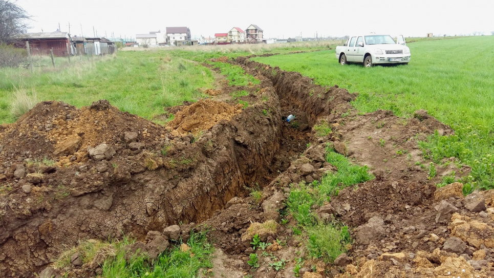 На Одещині курорт «Рассейка» огородили совковою канавою, екологи обурені (ФОТО) Курорт «Рассейка» огородили потужною совковою канавою, екологи обурені