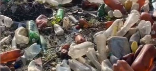 На Харківщині назріває екологогічна катастрофа: річку завалило пластиком. Скріншот з відео