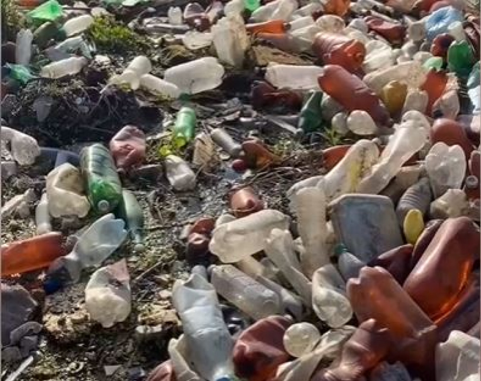 На Харківщині назріває екологогічна катастрофа: річку завалило пластиком. Скріншот з відео
