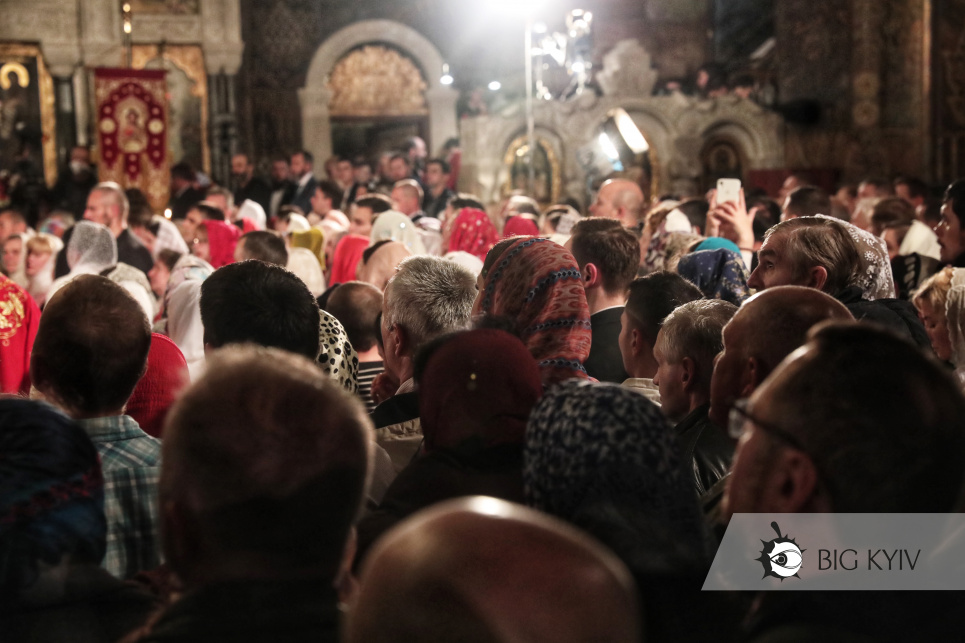 З масками і без масок: богослужіння у столичних храмах по-різному підійшли до крантинних обмежень. Фото: Вечірній Київ