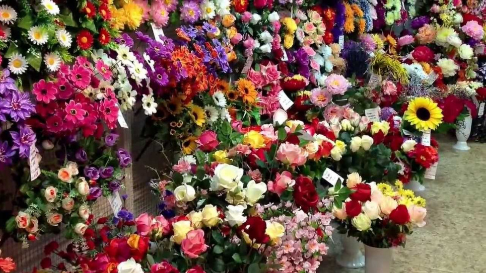 Українцям розповіли, чим небезпечні штучні квіти на кладовищі Штучні квіти на кладовищі приховують найбільшу небезпеку