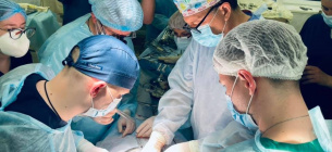 Львівські лікарі видалили пухлину на шиї