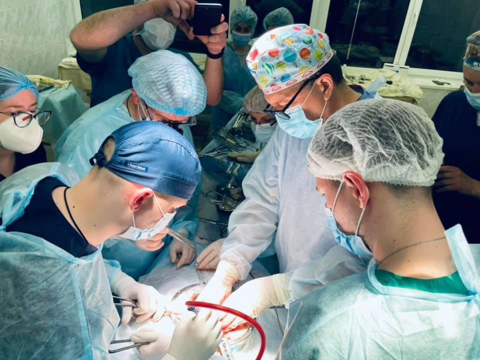 Львівські лікарі видалили пухлину на шиї