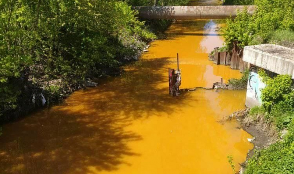 У КМДА пообіцяли одразу розповісти, чому вода в річці Либідь стала жовтою У КМДА пообіцяли одразу розповісти, чому вода в річці Либідь стала жовтою