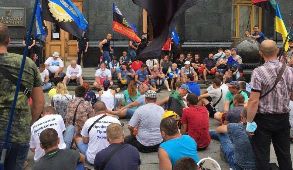 «Віддайте нам нашу зарплату!». У столиці шахтарі вимагають виплатити зарплатний борг (ВІДЕО) «Віддайте нам нашу зарплату!». У столиці шахтарі вимагають виплатити зарплатний борг