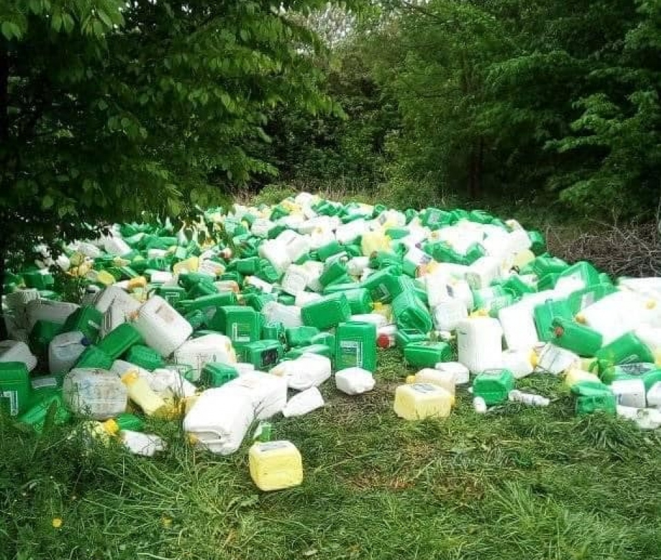 У лісі на Хмельниччині виявлено звалище пластикових каністр