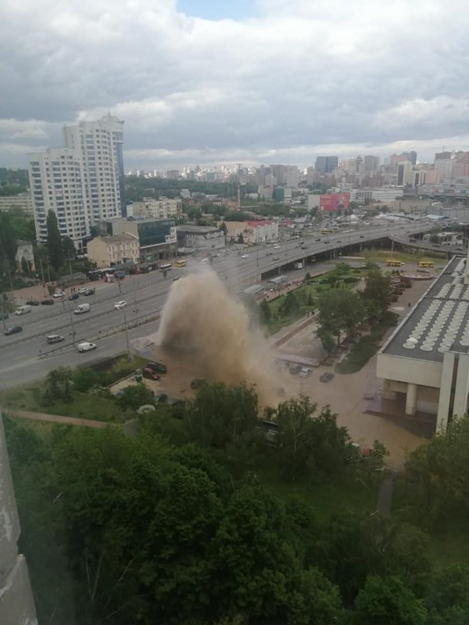 В Киеве на Демиевке забил «гейзер» высотой 10 метров (видео)