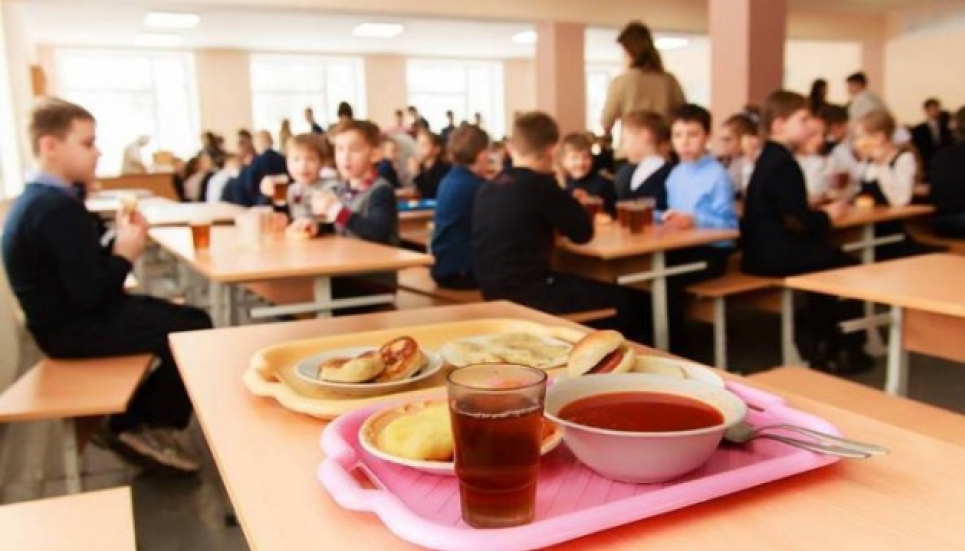 В школах за полгода изъяли три тонны опасных продуктов Фото: Укринформ