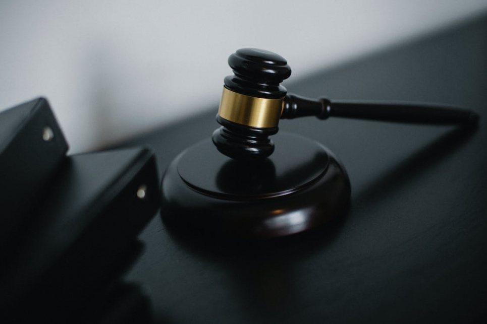 Суд оголосив вирок матері через вагітність її доньки Мешканку Закарпаття оштрафував суд через вагітність її доньки