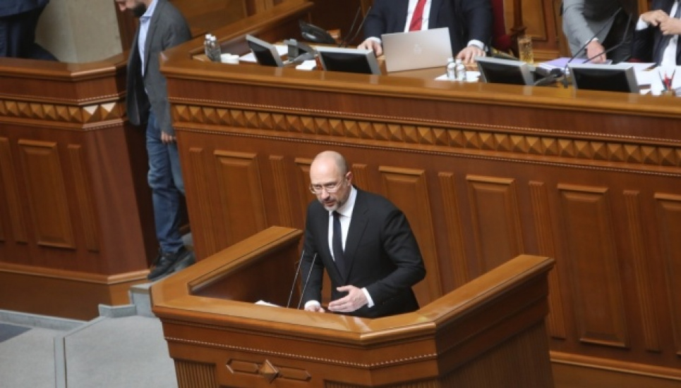 Украина будет вакцинировать от COVID всех бесплатно: о чем говорил премьер-министр в ВРУ Украина будет вакцинировать от COVID всех бесплатно: о чем говорил премьер-министр в ВРУ. Фото: Укринформ