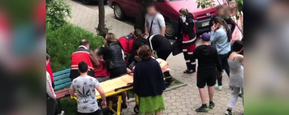 У Франківську госпіталізували дітей 10–12 років, які знепритомніли від алкоголю Фото: Суспільне
Непритомних дітей знайшли їхні ровесники