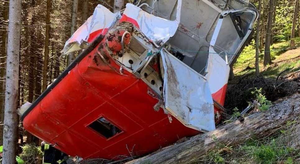 В Италии оборвалась кабина на канатной дороге: 13 погибших Фото: lastampa.it
Кабина с людьми оборвалась в одной из самых высоких точек канатной дороги