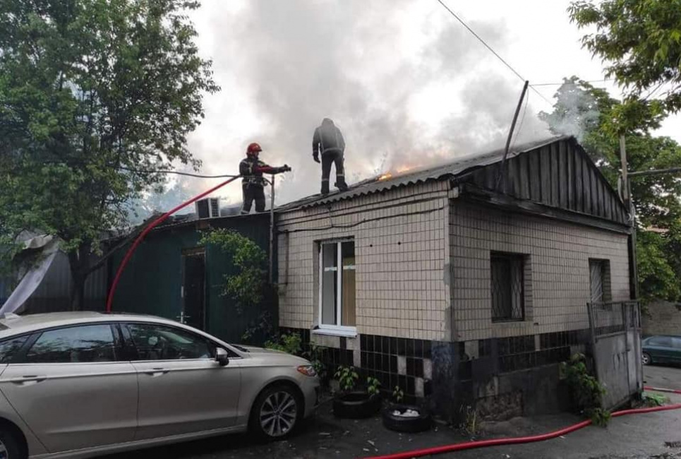 У Києві рятувальники намагалися врятувати кішку та чотирьох кошенят