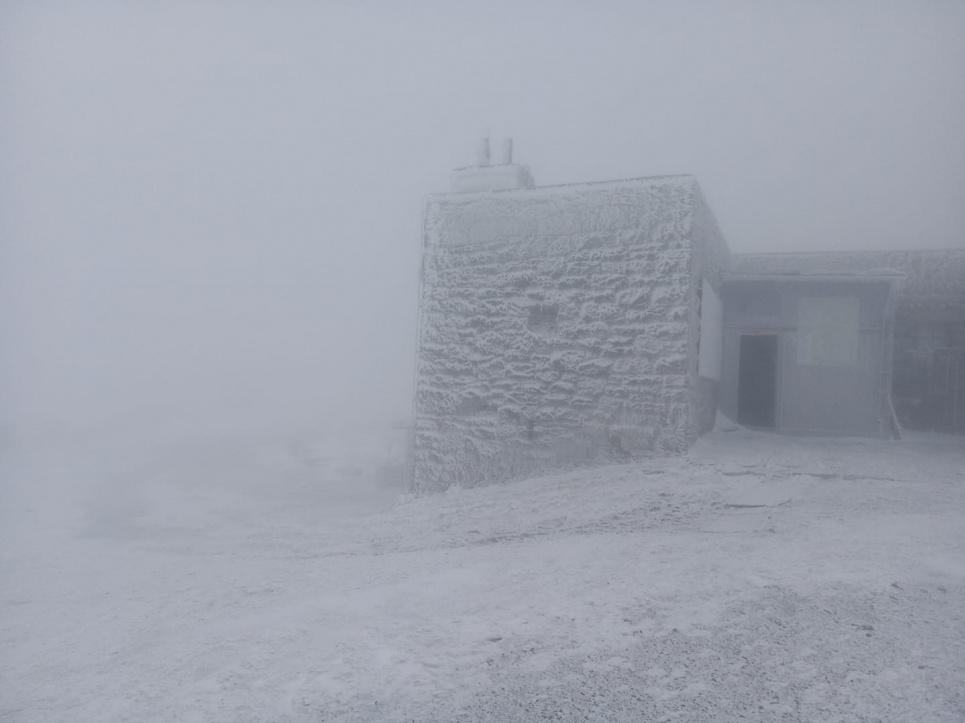 На горе поп Иван настоящая зима: метель и мороз