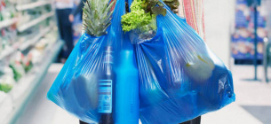 Рада заборонила використання пластикових пакетів: розміри штрафів