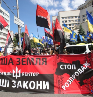 Под Конституционным Судом идет митинг против открытия рынка земли (фото) Фото: Укринформ