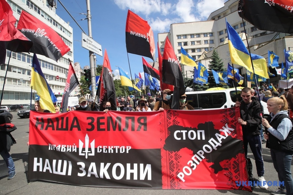 Під Конституційним Судом іде мітинг проти відкриття ринку землі (фото) Фото: Укрінформ