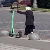 Бабушке не понравились самокаты 