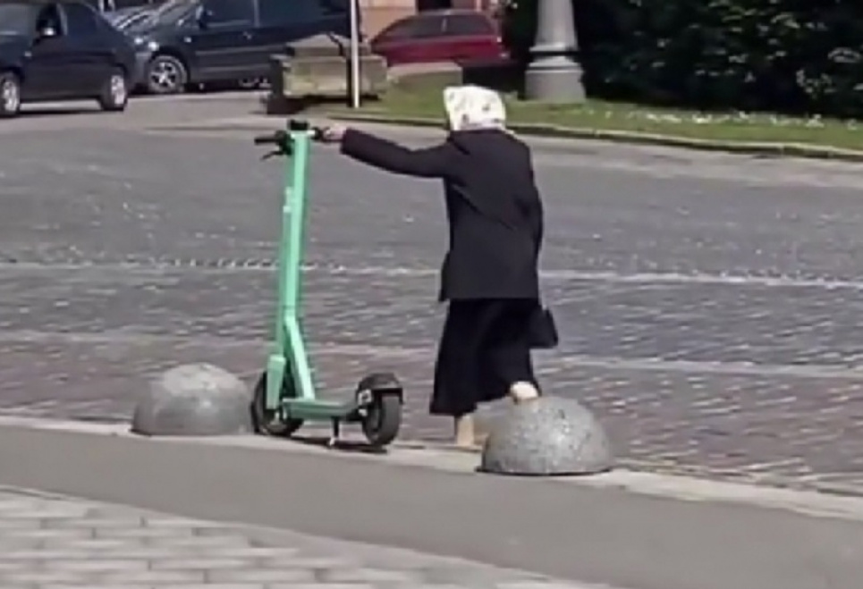 Бабуся у центрі Львова перевернула усі електросамокати (ВІДЕО) Бабусі не сподобались самокати