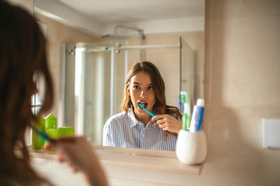 Почему нельзя чистить зубы сразу после еды — стоматолог