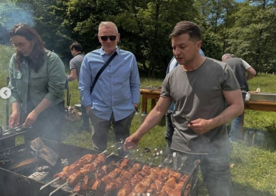 Медики пригласили Зеленского на шашлыки Зеленский на праздновании Дня журналиста. Фото из соцсетей