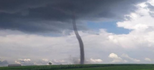 Лето с сюрпризами: в Украине возрастет вероятность смерчей и града Непогода близко: синоптики предупреждают об усилении грозовой активности в Украине летом 2025 года