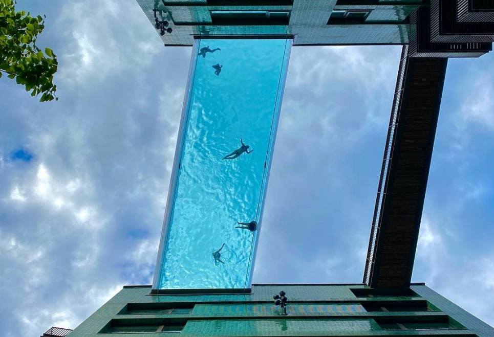 У Лондоні між дахами зробили басейн: 35 метрів над землею