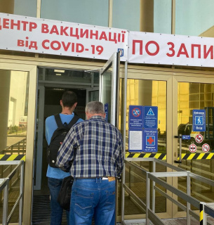 «Охочих, на жаль, останнім часом стало менше»: як у столиці проходить вакцинація проти COVID-19 Як у столиці проходить вакцинація проти COVID-19. Фото: Марія Грушева для GreenPost