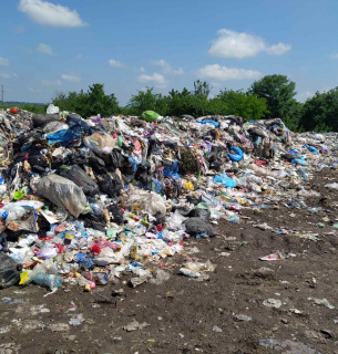 На Хмельниччині несанкціоновано скинули дві тисячі кубометрів львівського сміття Фото: Держекоінспекція